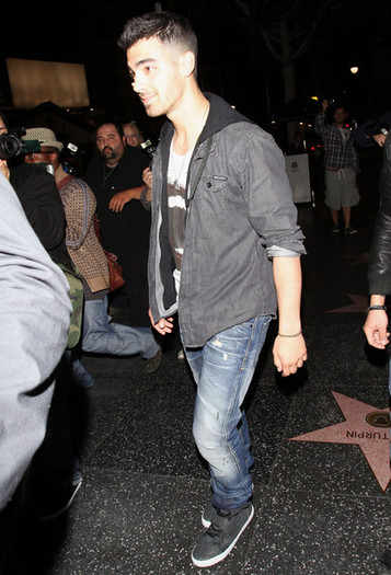 Joe+Jonas+Joe+Jonas+Out+Dinner+Hollywood+kqp3UXqBc6bl