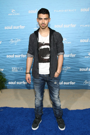 Joe+Jonas+Premiere+TriStar+Pictures+Soul+Surfer+OyqcoCNy61ll