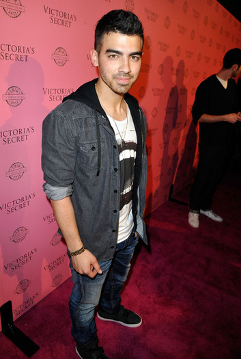 Joe+Jonas+VS+Angels+Host+Pink+Carpet+Event+HfWHk7TmRl4l