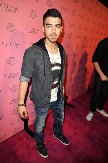 Joe+Jonas+VS+Angels+Host+Pink+Carpet+Event+TzrbplhOTv6l