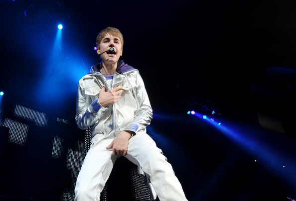 Justin+Bieber+Justin+Bieber+Palais+Omnisports+Hfpfx5B_eu5l - justin bieber 2011