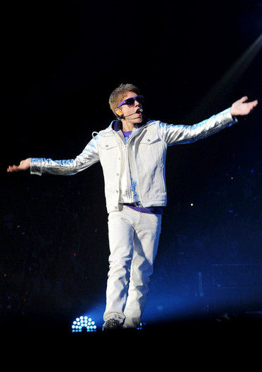 Justin+Bieber+Justin+Bieber+Palais+Omnisports+YbVQ5rJlblol - justin bieber 2011