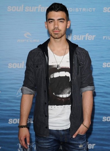 Joe+Jonas+Soul+Surfer+Premiere+eeNZvllMPnel - Soul Surfer Premiere