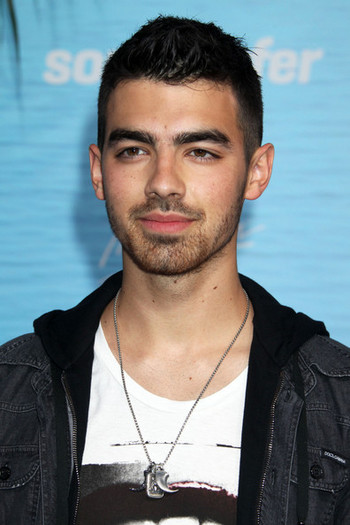 Joe+Jonas+Soul+Surfer+Los+Angeles+Premiere+uykoZeUPoq1l