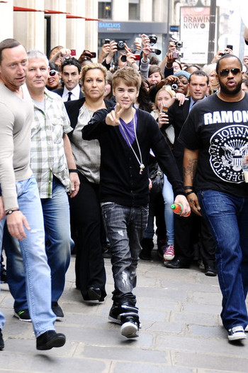 Justin+Bieber+Fans+Wait+Justin+Bieber+annossyJmUJl