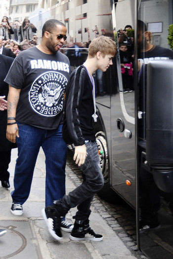 Justin+Bieber+Fans+Wait+Justin+Bieber+Cv-nm3BOd_Bl