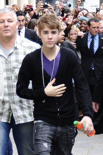 Justin+Bieber+Fans+Wait+Justin+Bieber+BtFi-mYZMcyl