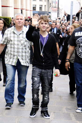 Justin+Bieber+Fans+Wait+Justin+Bieber+gGVcrvWlBW6l