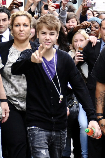 Justin+Bieber+Fans+Wait+Justin+Bieber+-hBk2uQINgfl