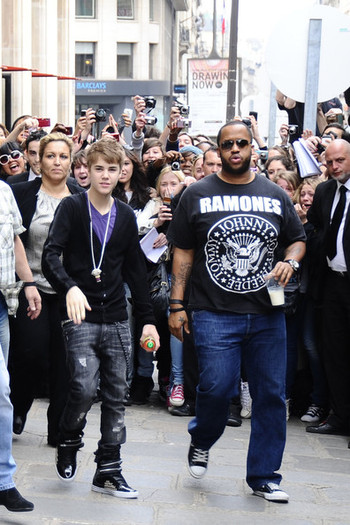 Justin+Bieber+Fans+Wait+Justin+Bieber+iNQAXkC3ZG-l