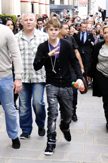 Justin+Bieber+Fans+Wait+Justin+Bieber+Vk7MTw1iPP9l - justin bieber