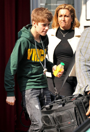 Justin+Bieber+Justin+Bieber+Leaves+Sers+Hotel+mIvzGJT6_2ll