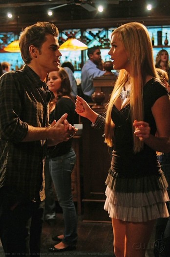 stefan-paul-wesley-in-compagnia-di-lexie-arielle-kebbel-nell-episodio-the-turning-point-di-the-vampi - Lexi