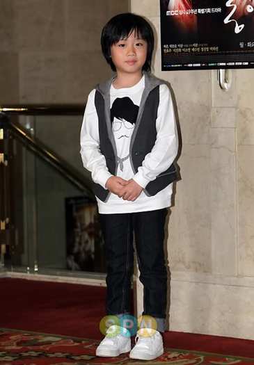 Lee Hyung Suk (Yeoning) - Dong Yi  celebration party  000