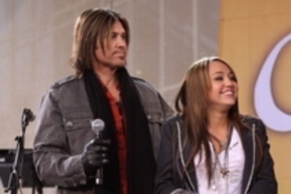 milz good 4 - X_x miley cyrus and billy ray cyrus at Good Morning America