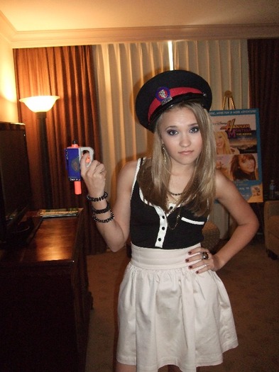 emily-osment-twitter-hotel-room