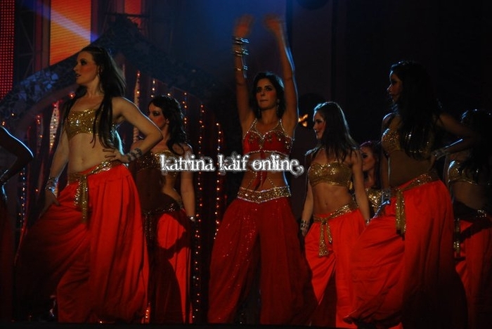 l4_Katrina_Kaif_recording_Apsara_Awards_Performance_2011_2811229 - album cu poze2