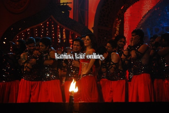 l4_Katrina_Kaif_recording_Apsara_Awards_Performance_2011_2811329 - album cu poze2