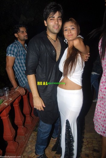 normal_Kinshuk_Mahajan_and_Sara_Khan - Sapna Babul Ka Bidaai-Culoarea fericirii
