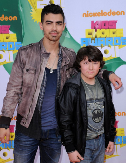 Joe+Jonas+Kids+Choice+Awards+2011+uvWTNeIgMbul - Kids Choice Awards 2011