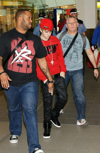 Justin+Bieber+Justin+Bieber+Berlin+Airport+iqZ4qalkc0el