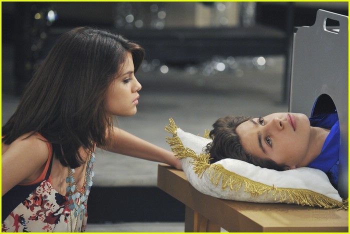 selena gomez photo bomb harper zeke 02 - SELENA GOMEZ ARCHIVES