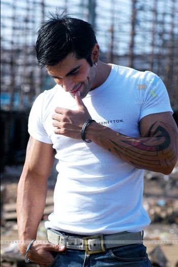 30194-karan-singh-grover - Mai MULTE