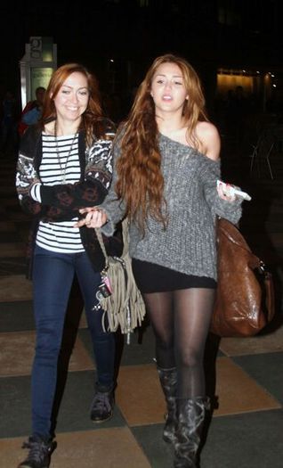  - x Out and about with her family in Sherman Oaks - 03th April 2011