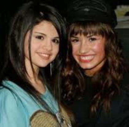Selena Gomez and Demi Lovato - Demi Lovato si Selena Gomez