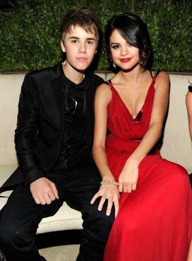 Selena Gomez si Justin Bieber - February 28th-2011 Vanity Fair Oscar Party