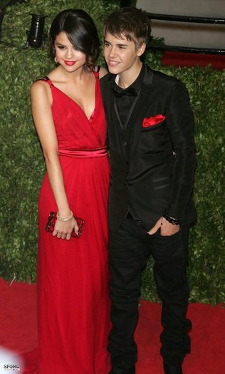 Selena Gomez si Justin Bieber - February 28th-2011 Vanity Fair Oscar Party