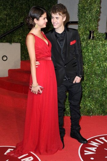 Selena Gomez si Justin Bieber - February 28th-2011 Vanity Fair Oscar Party