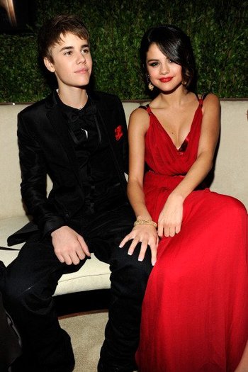Selena Gomez si Justin Bieber - February 28th-2011 Vanity Fair Oscar Party
