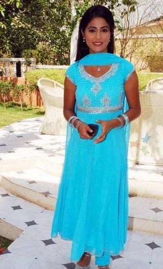 Hina_Khan_1259856400_0