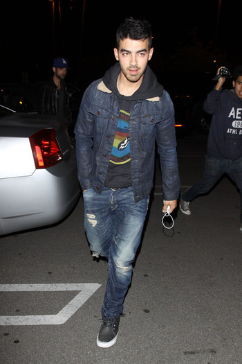 Joe+Jonas+Joe+Nick+Jonas+Leave+Pinz+Bowling+1r0_d4jHqS1l - Joe and Nick Jonas Leave the Pinz Bowling Alley