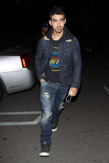 Joe+Jonas+Joe+Nick+Jonas+Leave+Pinz+Bowling+dIYv33W1Nfvl - Joe and Nick Jonas Leave the Pinz Bowling Alley