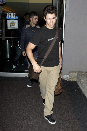 Joe+Jonas+Joe+Nick+Jonas+Leave+Pinz+Bowling+e9nVPuTHjfMl - Joe and Nick Jonas Leave the Pinz Bowling Alley