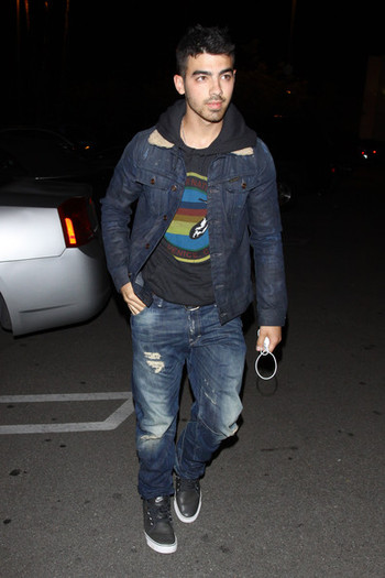 Joe+Jonas+Joe+Nick+Jonas+Leave+Pinz+Bowling+fjgaQ64cwdql - Joe and Nick Jonas Leave the Pinz Bowling Alley