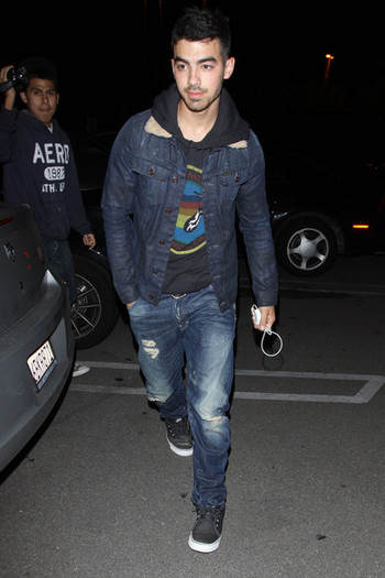 Joe+Jonas+Joe+Nick+Jonas+Leave+Pinz+Bowling+FX7MmUHAfEvl - Joe and Nick Jonas Leave the Pinz Bowling Alley