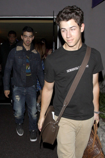 Joe+Jonas+Joe+Nick+Jonas+Leave+Pinz+Bowling+ha-ANebuMb7l - Joe and Nick Jonas Leave the Pinz Bowling Alley