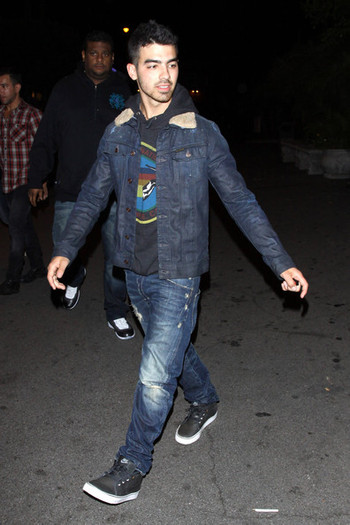 Joe+Jonas+Joe+Nick+Jonas+Leave+Pinz+Bowling+kQaSfCpWETPl - Joe and Nick Jonas Leave the Pinz Bowling Alley