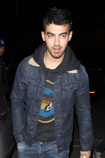 Joe+Jonas+Joe+Nick+Jonas+Leave+Pinz+Bowling+lBCDFGiZWE9l - Joe and Nick Jonas Leave the Pinz Bowling Alley