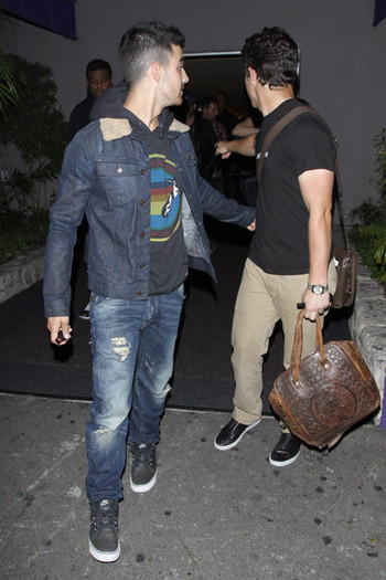 Joe+Jonas+Joe+Nick+Jonas+Leave+Pinz+Bowling+oB1b-0mnTRTl - Joe and Nick Jonas Leave the Pinz Bowling Alley