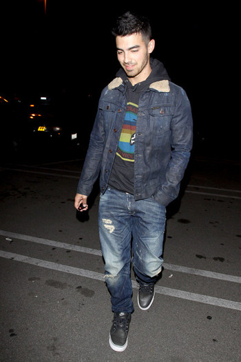 Joe+Jonas+Joe+Nick+Jonas+Leave+Pinz+Bowling+RwQ6VgWynpHl - Joe and Nick Jonas Leave the Pinz Bowling Alley