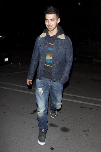 Joe+Jonas+Joe+Nick+Jonas+Leave+Pinz+Bowling+XWgkCjkMu7Zl - Joe and Nick Jonas Leave the Pinz Bowling Alley