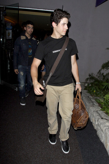 Joe+Jonas+Joe+Nick+Jonas+Leave+Pinz+Bowling+ymvmPmc3tyJl - Joe and Nick Jonas Leave the Pinz Bowling Alley