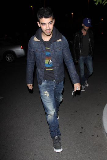 Joe+Jonas+Joe+Nick+Jonas+Leave+Pinz+Bowling+7BLlL4ByeQPl - FoR U JoE JoNaS 5