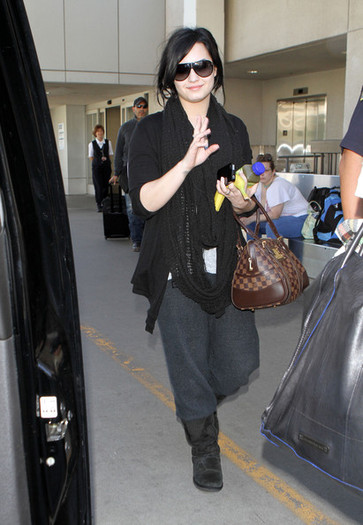 Demi+Lovato+Demi+Lovato+Arriving+Flight+LAX+HHYRyWkPtFkl