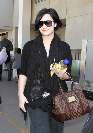 Demi+Lovato+Demi+Lovato+Arriving+Flight+LAX+qNAPuTzVp2Kl - demi lovato