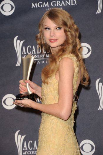 Taylor+Swift+46th+Annual+Academy+Country+Music+_3RdNr1rubHl